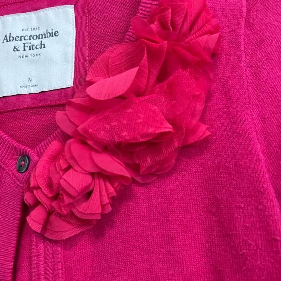 Gorgeous hot pink Abercrombie & Fitch floral embellished size M cardigan - Picture 2 of 6